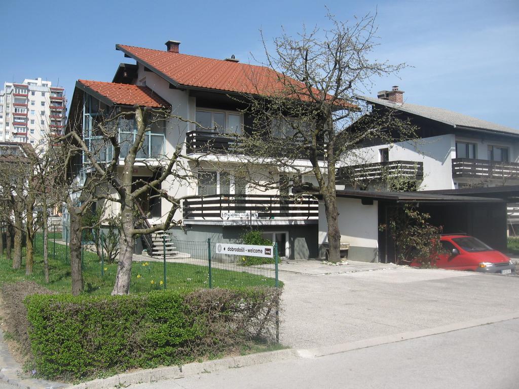 Rooms And Apartment Na Poljani Škofja Loka Екстериор снимка